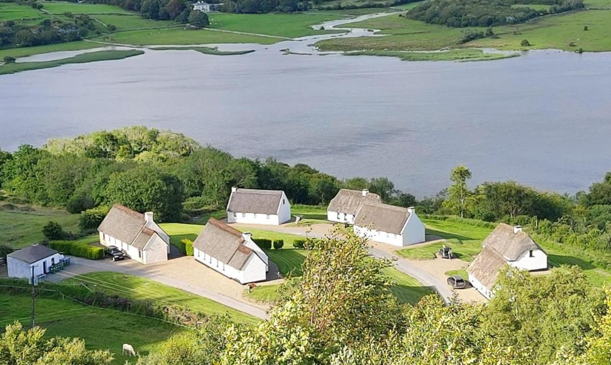 Corofin Lake Cottages מראה חיצוני תמונה